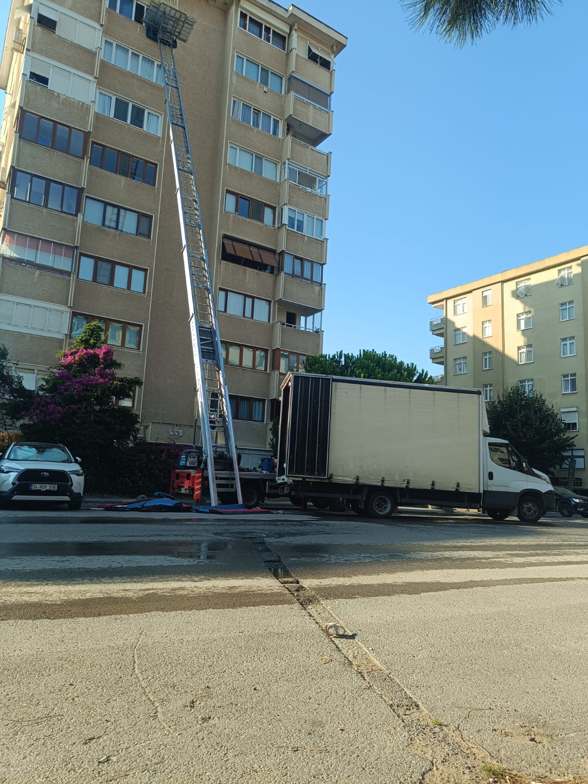 İstanbul'da yüksek katlı apartmanın cephesine uzanan nakliyat asansörü