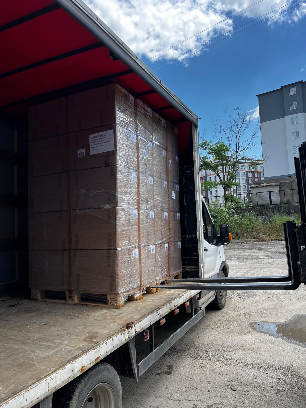 Forkliftle kapalı kasa kamyona yüklenen streçlenmiş paletli ticari ürünler