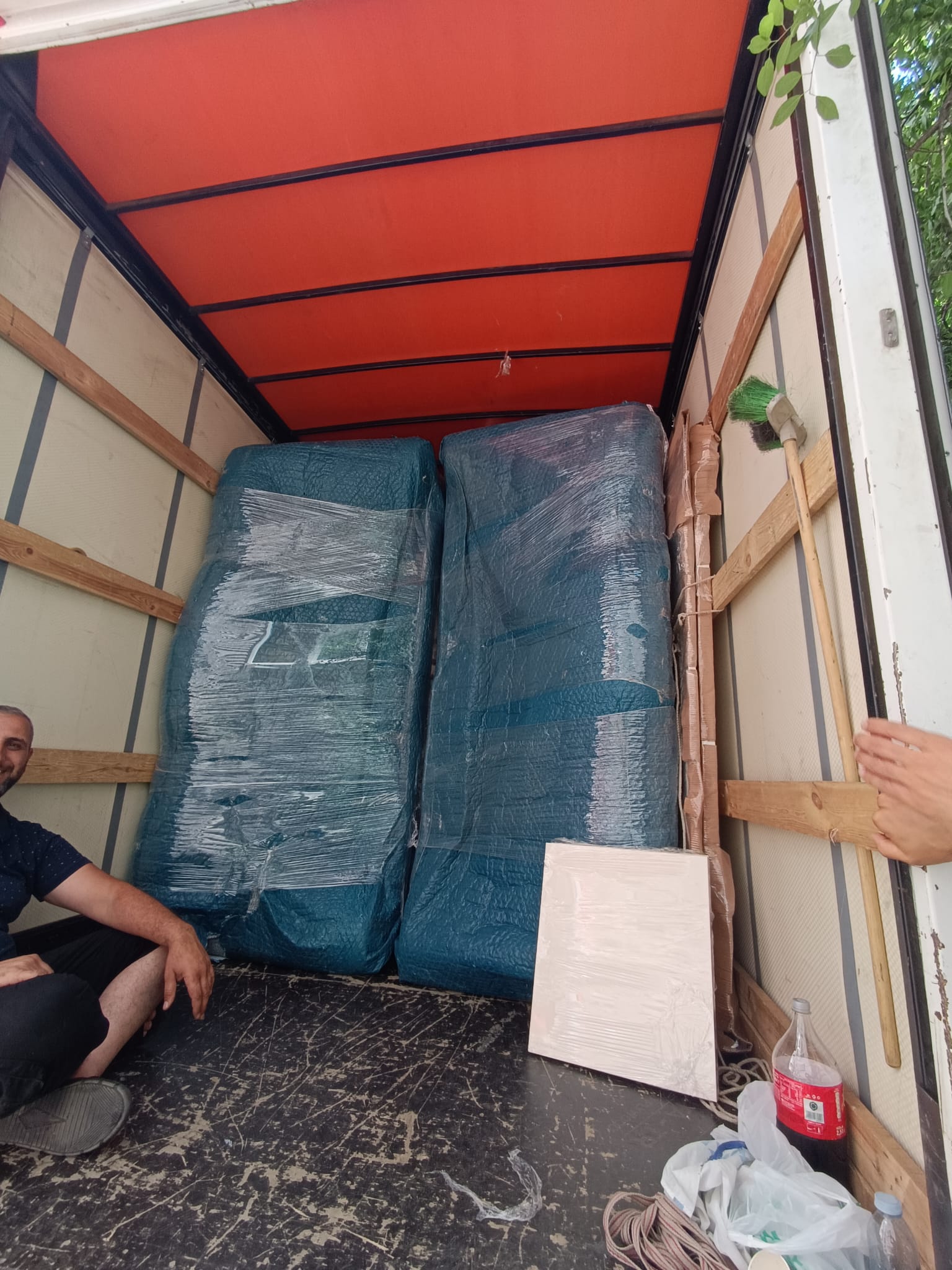 İki büyük koltuğun koruyucu battaniye ve streçle sarılarak araç içinde taşınması