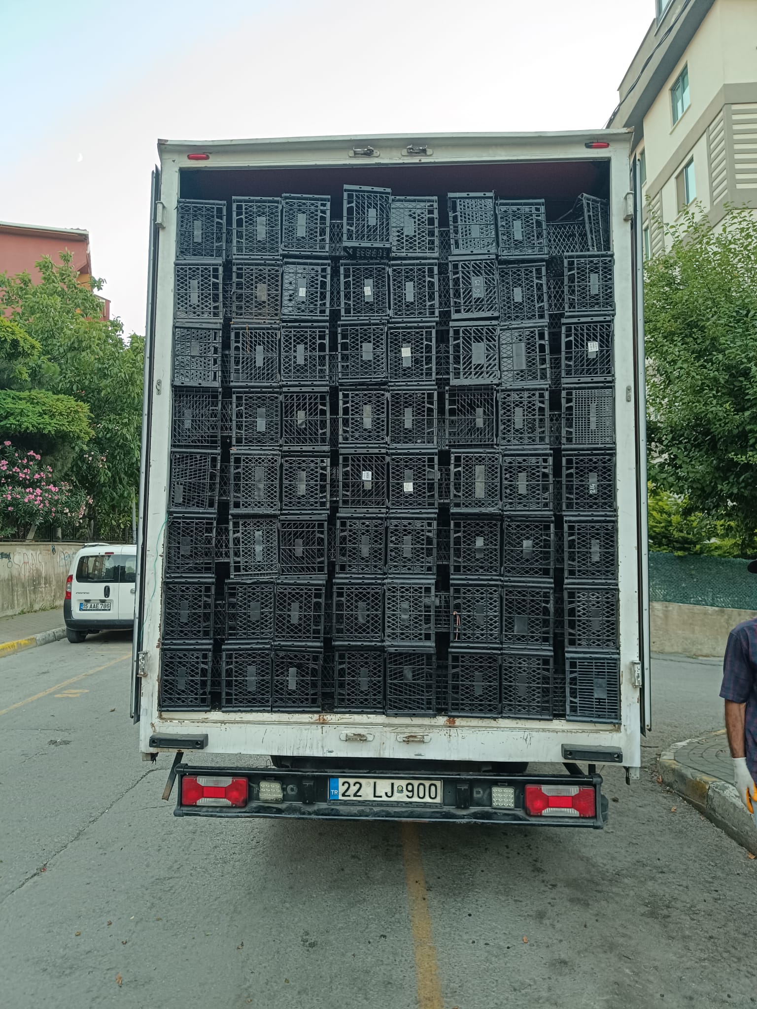 Çok sayıda plastik kasanın kapalı kasa araca düzenli biçimde yüklenmesi