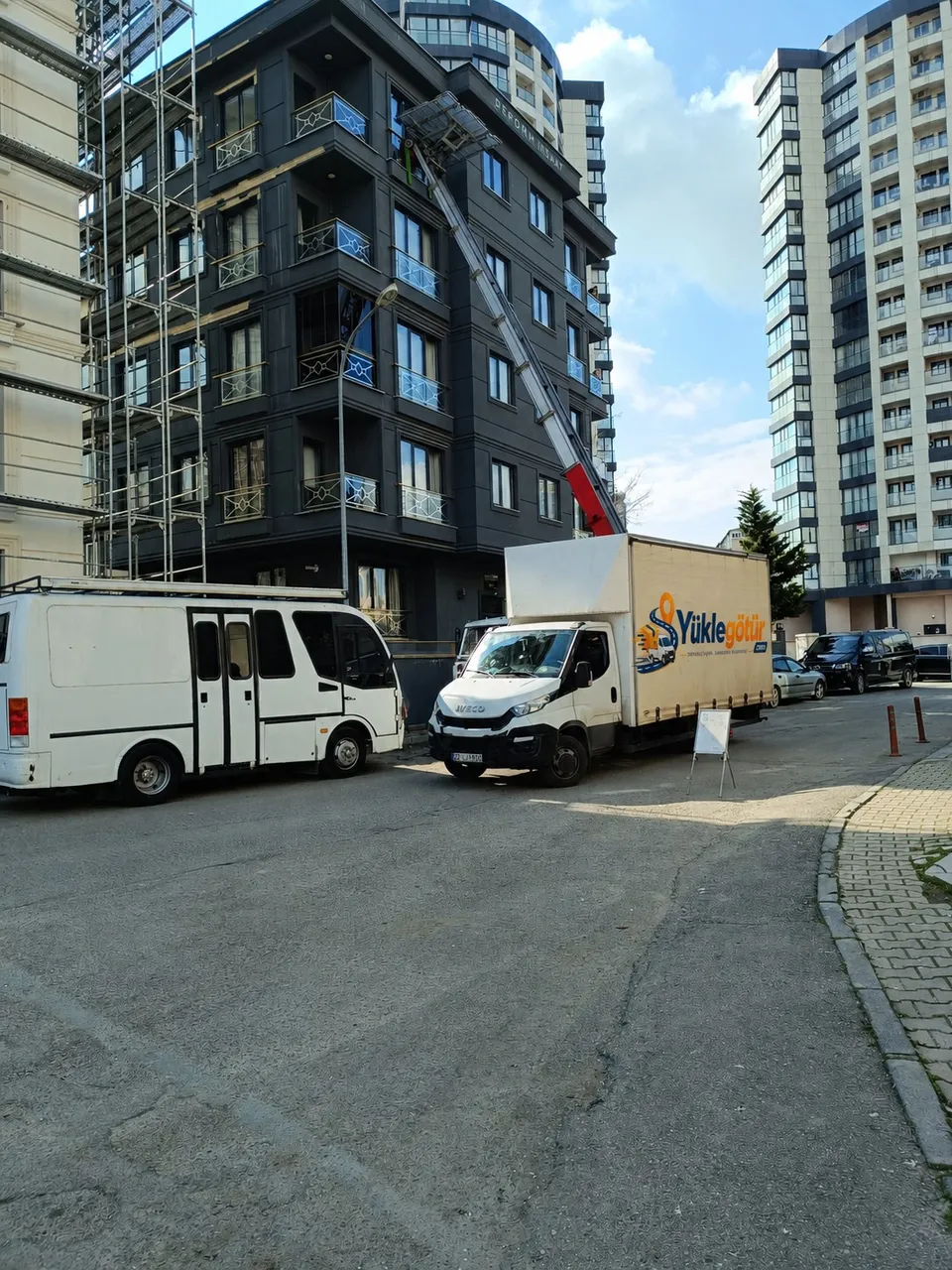 Yüklegötür logolu kapalı kasa kamyonla İstanbul'da asansörlü nakliyat operasyonu