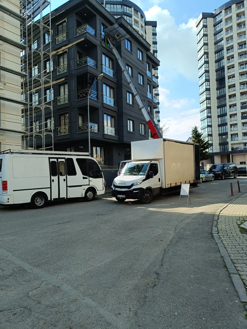 İstanbul'da dış cephe asansörüyle yapılan taşıma operasyonu